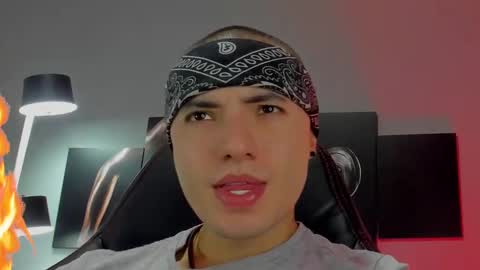 Snapshot of david_jons7 chatting on February 4, 1:02 am David Jons online show from February 4, 1:02 am