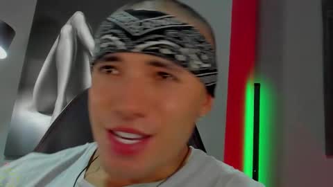 Snapshot of david_jons7 chatting on November 2, 4:04 am David Jons online show from November 2, 4:04 am