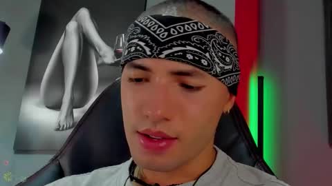 Snapshot of david_jons7 chatting on November 9, 11:58 pm David Jons online show from November 9, 11:58 pm