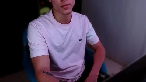 Snapshot of davidsalazar33 chatting on November 13, 5:50 am davidsalazar33 online show from November 13, 5:50 am