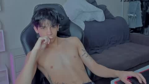 Snapshot of davisross chatting on December 4, 10:46 am davis online show from December 4, 10:46 am