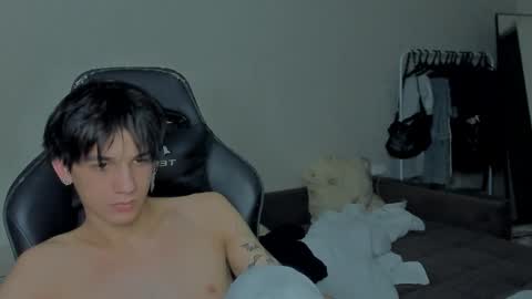 Snapshot of davisross chatting on December 29, 10:03 pm davis online show from December 29, 10:03 pm