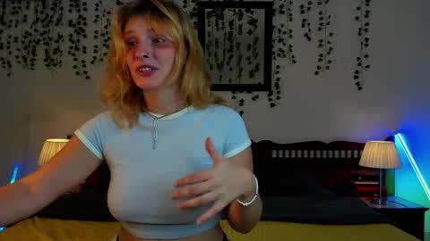 Snapshot of dayna_sunset chatting on September 17, 4:03 am dayna_sunset online show from September 17, 4:03 am