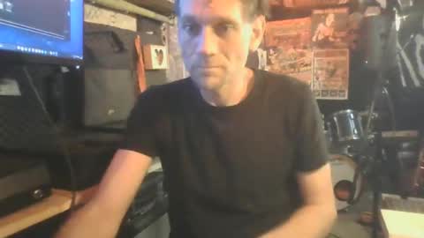 Snapshot of daze592268 chatting on June 16, 11:02 am daze592268 online show from June 16, 11:02 am
