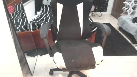 Snapshot of dazzlinglady44 chatting on January 11, 5:52 am stephaniechim online show from January 11, 5:52 am