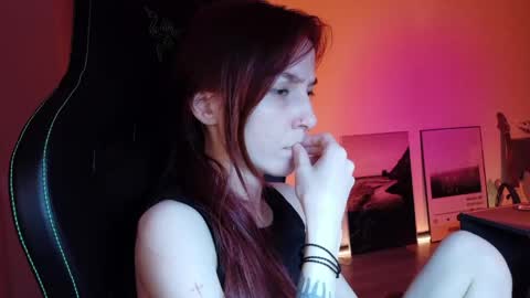Snapshot of dead_girll chatting on June 2, 11:40 pm freak online show from June 2, 11:40 pm