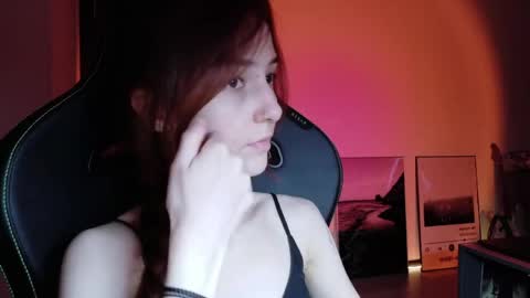 Snapshot of dead_girll chatting on June 8, 1:28 am freak online show from June 8, 1:28 am