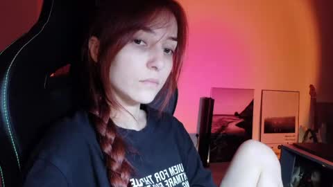 Snapshot of dead_girll chatting on June 9, 11:49 pm freak online show from June 9, 11:49 pm