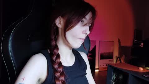 Snapshot of dead_girll chatting on June 11, 11:47 pm freak online show from June 11, 11:47 pm