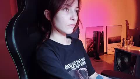 Snapshot of dead_girll chatting on June 18, 4:35 am freak online show from June 18, 4:35 am