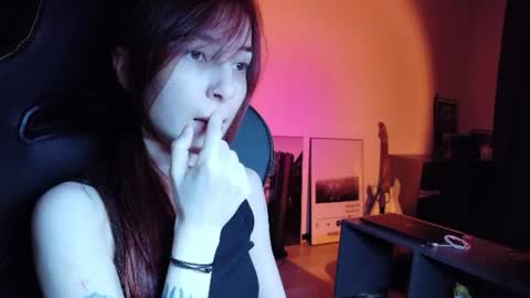 Snapshot of dead_girll chatting on June 23, 12:52 am freak online show from June 23, 12:52 am