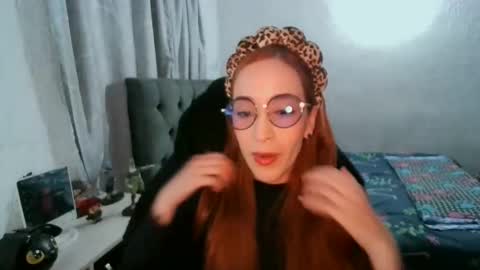 Snapshot of dear_juliet chatting on December 16, 11:21 pm Juliet online show from December 16, 11:21 pm