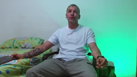 Snapshot of deconrios chatting on December 22, 1:45 am Santiago online show from December 22, 1:45 am