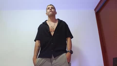 Snapshot of deconrios chatting on February 1, 1:23 am Santiago online show from February 1, 1:23 am