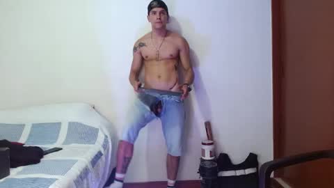 Snapshot of deconrios chatting on February 1, 10:55 pm Santiago online show from February 1, 10:55 pm