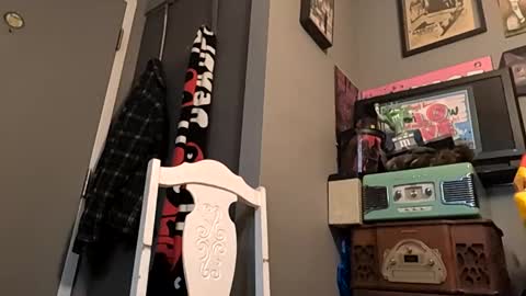 Snapshot of deedeequeen420 chatting on March 3, 9:33 am deedeequeen420 online show from March 3, 9:33 am