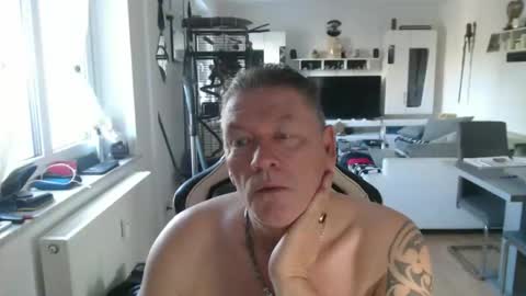 Snapshot of deinprinz2312 chatting on April 22, 5:43 am deinprinz2312 online show from April 22, 5:43 am