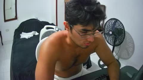 Snapshot of deividellobo chatting on February 7, 2:50 am deividellobo online show from February 7, 2:50 am