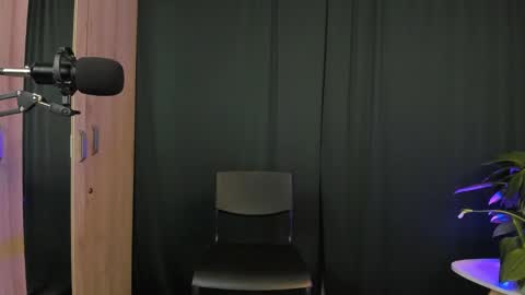 Delilah online show from February 2, 3:43 am