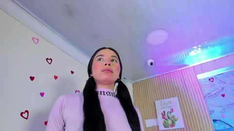 Snapshot of delphine_doll chatting on April 29, 11:47 am Delia online show from April 29, 11:47 am