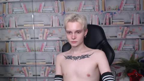 Snapshot of demianenglen chatting on March 5, 4:02 am demianenglen online show from March 5, 4:02 am