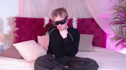 Snapshot of demianenglen chatting on October 3, 10:51 pm demianenglen online show from October 3, 10:51 pm