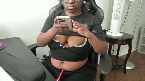 Snapshot of demichocolatekink chatting on November 23, 3:12 pm Chocolatekink online show from November 23, 3:12 pm