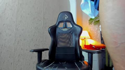 Snapshot of dennis_cox_ chatting on January 21, 11:24 am dennis_cox_ online show from January 21, 11:24 am