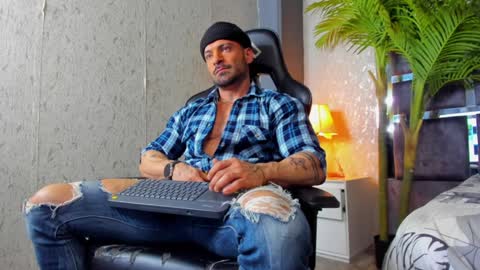 Snapshot of dennis_cox_ chatting on February 5, 1:11 pm dennis_cox_ online show from February 5, 1:11 pm