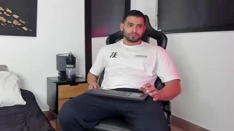 Snapshot of dereck_vega chatting on December 7, 9:33 pm Dereck Vega online show from December 7, 9:33 pm
