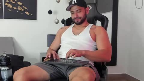 Snapshot of dereck_vega chatting on December 19, 1:07 am Dereck Vega online show from December 19, 1:07 am
