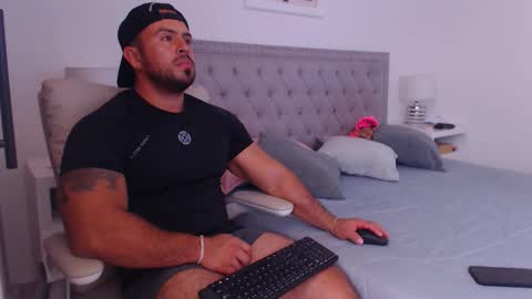 Snapshot of derek_group chatting on January 14, 2:33 pm Derek online show from January 14, 2:33 pm