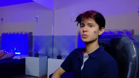 derek_sinn online show from June 8, 8:20 pm