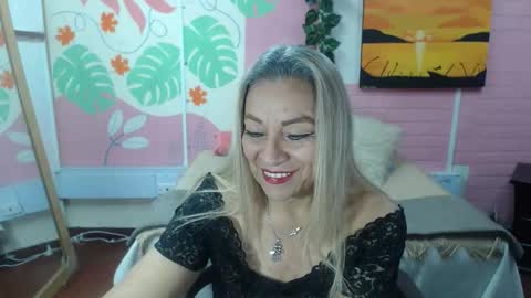 Snapshot of desire_latin chatting on October 14, 3:35 pm VALERIA online show from October 14, 3:35 pm