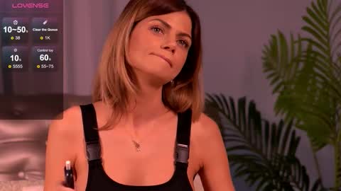 Snapshot of desiredmia_ chatting on November 20, 6:02 am Mia online show from November 20, 6:02 am