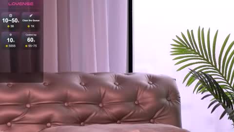 Snapshot of desiredmia_ chatting on November 21, 6:01 am Mia online show from November 21, 6:01 am