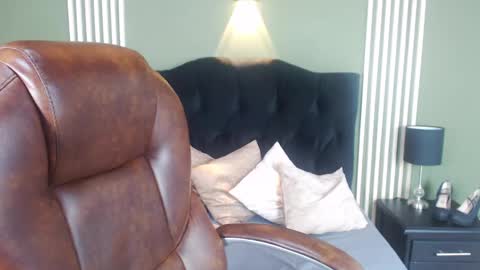 Snapshot of desiring__angel chatting on December 6, 4:17 pm Desiring Angel online show from December 6, 4:17 pm