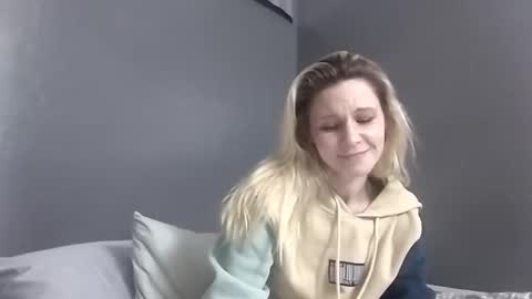 Snapshot of desturbingdetale699 chatting on December 23, 4:33 am desturbingdetale699 online show from December 23, 4:33 am