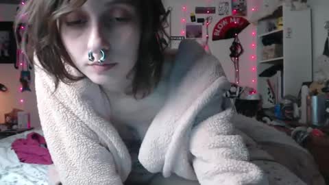 Snapshot of devilg1rl chatting on December 28, 7:22 am poutyangel online show from December 28, 7:22 am