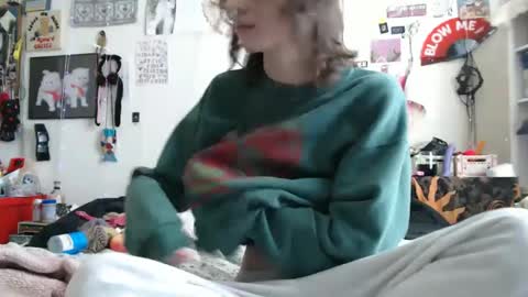 Snapshot of devilg1rl chatting on January 16, 10:55 pm poutyangel online show from January 16, 10:55 pm