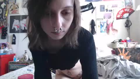 Snapshot of devilg1rl chatting on January 27, 10:06 pm poutyangel online show from January 27, 10:06 pm