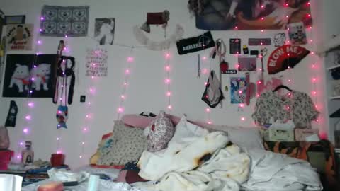 Snapshot of devilg1rl chatting on February 23, 9:44 am poutyangel online show from February 23, 9:44 am