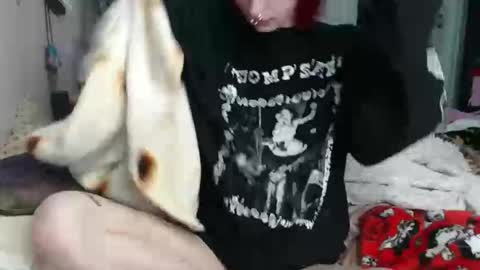 Snapshot of devilg1rl chatting on June 2, 11:07 pm poutyangel online show from June 2, 11:07 pm