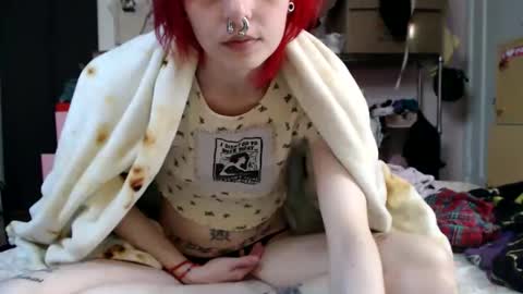 Snapshot of devilg1rl chatting on June 11, 12:32 am poutyangel online show from June 11, 12:32 am