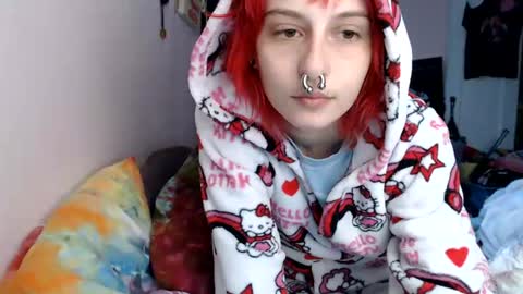 Snapshot of devilg1rl chatting on June 30, 8:32 pm poutyangel online show from June 30, 8:32 pm