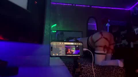 devilinsidedaisy online show from June 1, 6:15 am