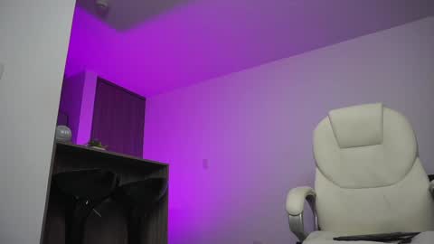 Snapshot of devin_hunter chatting on December 17, 9:17 am Devin Hunter online show from December 17, 9:17 am