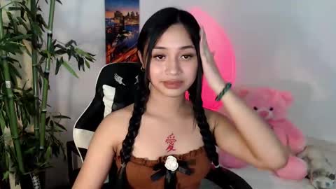 Snapshot of devine_goddessx chatting on February 6, 9:17 pm Devine Greyson online show from February 6, 9:17 pm