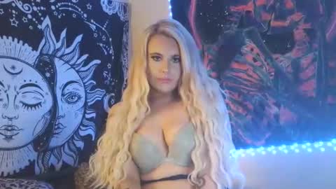 Snapshot of devyn_winter chatting on October 31, 5:14 pm devyn winter online show from October 31, 5:14 pm