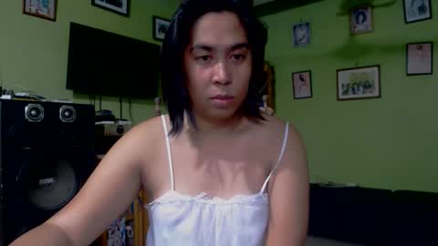 Snapshot of dha117 chatting on December 15, 7:45 am Dhalia lips online show from December 15, 7:45 am